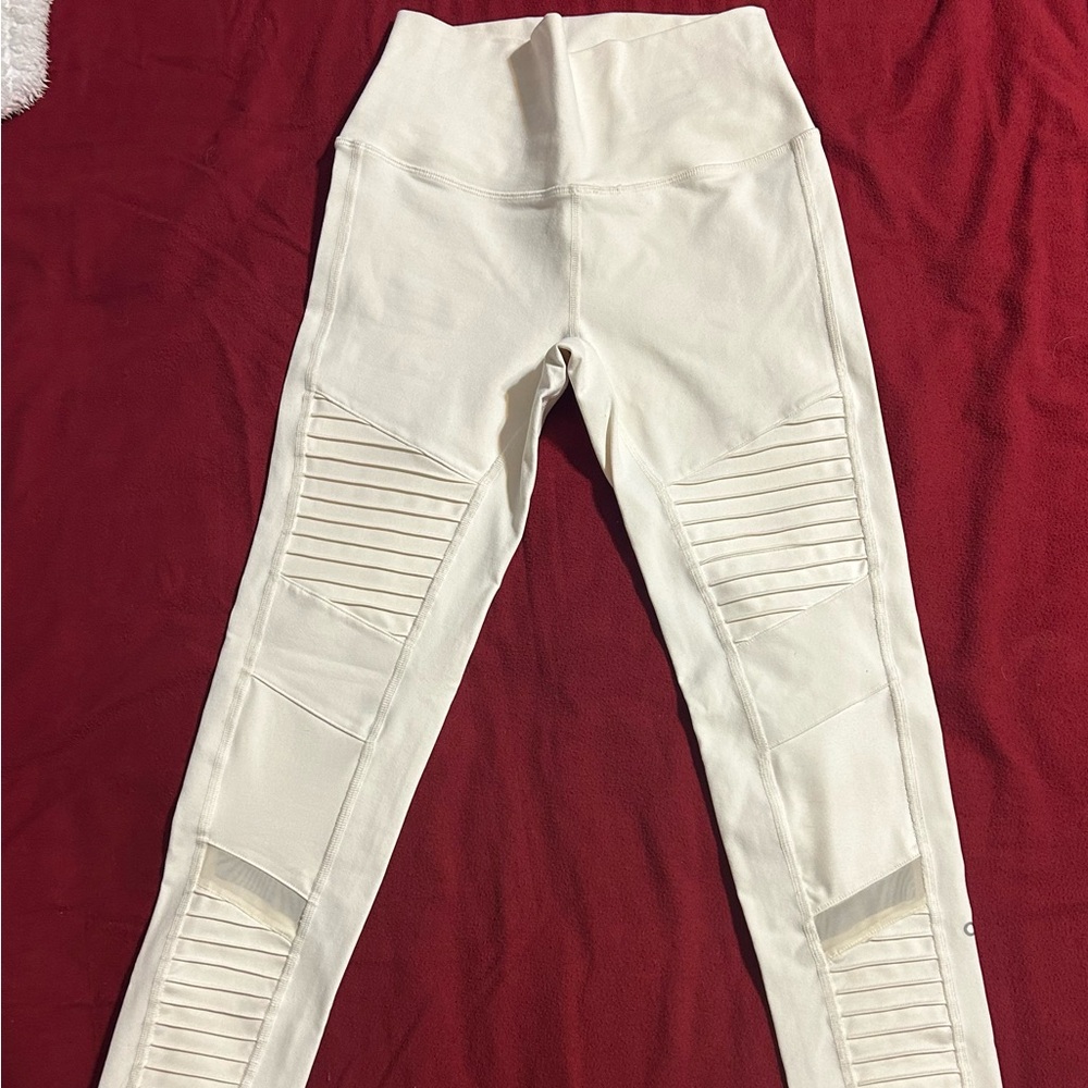 Alo Yoga off white legging.